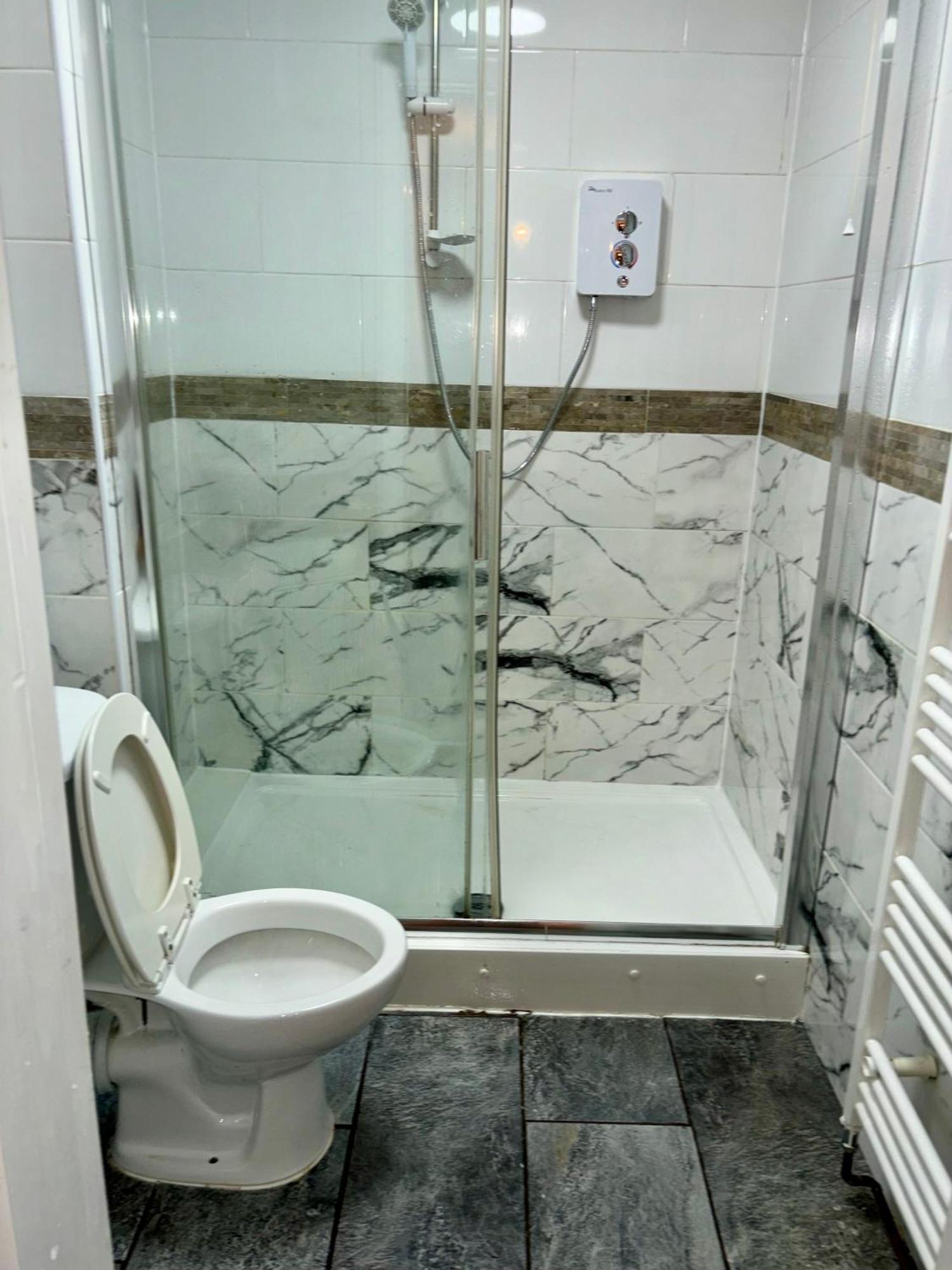 Stainless Guests House Hotel Dudley Bagian luar foto
