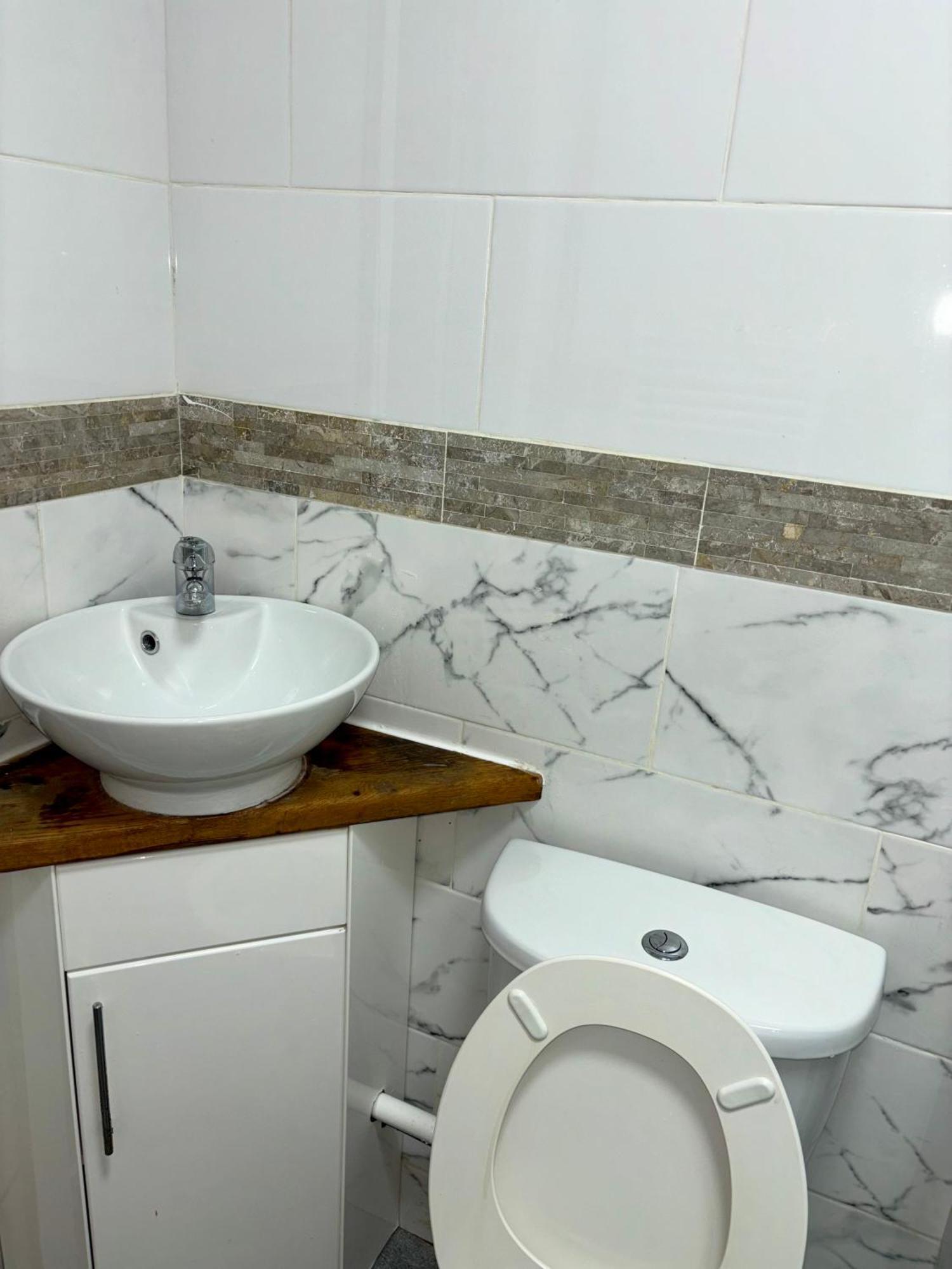 Stainless Guests House Hotel Dudley Bagian luar foto