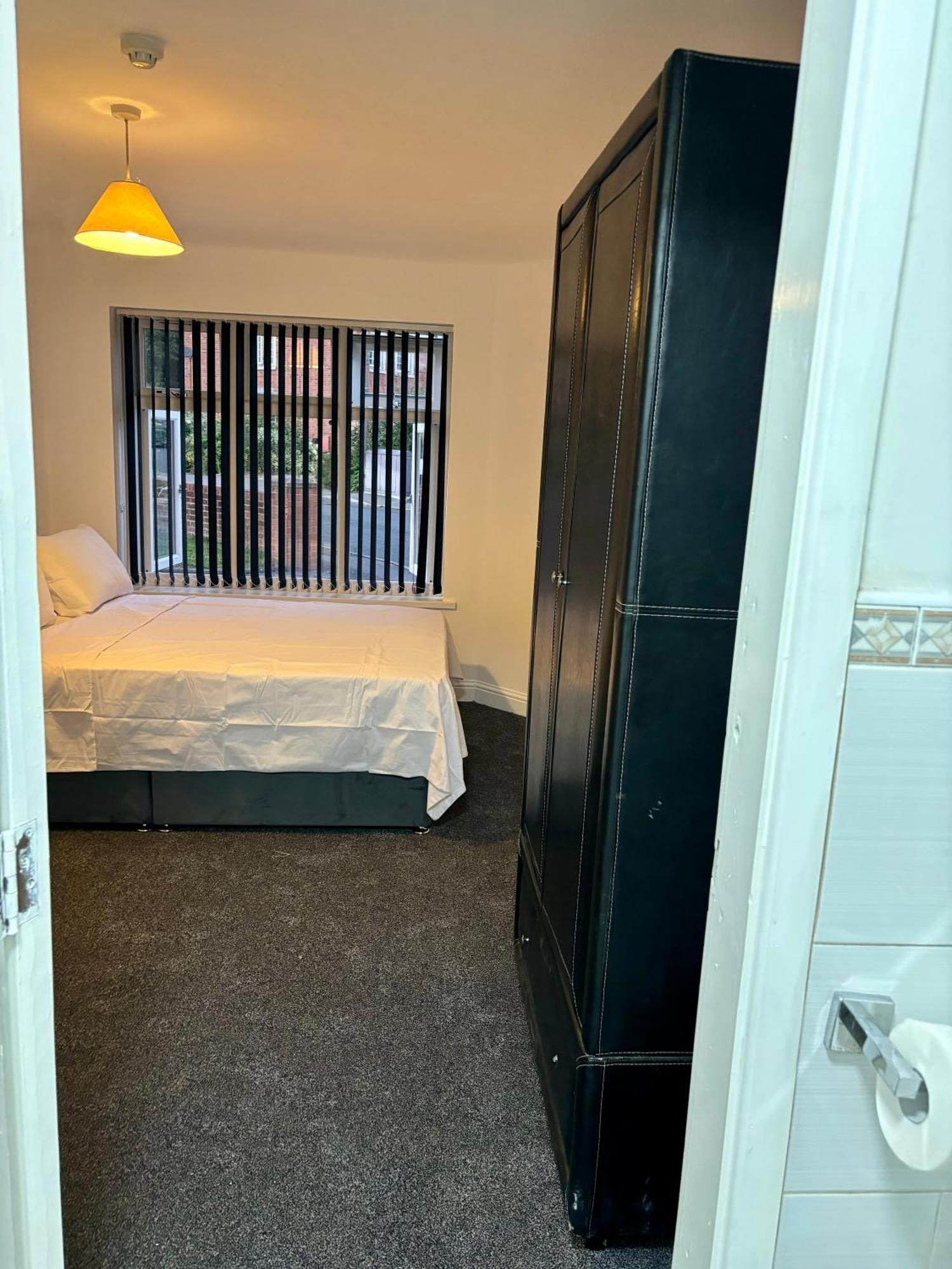 Stainless Guests House Hotel Dudley Bagian luar foto