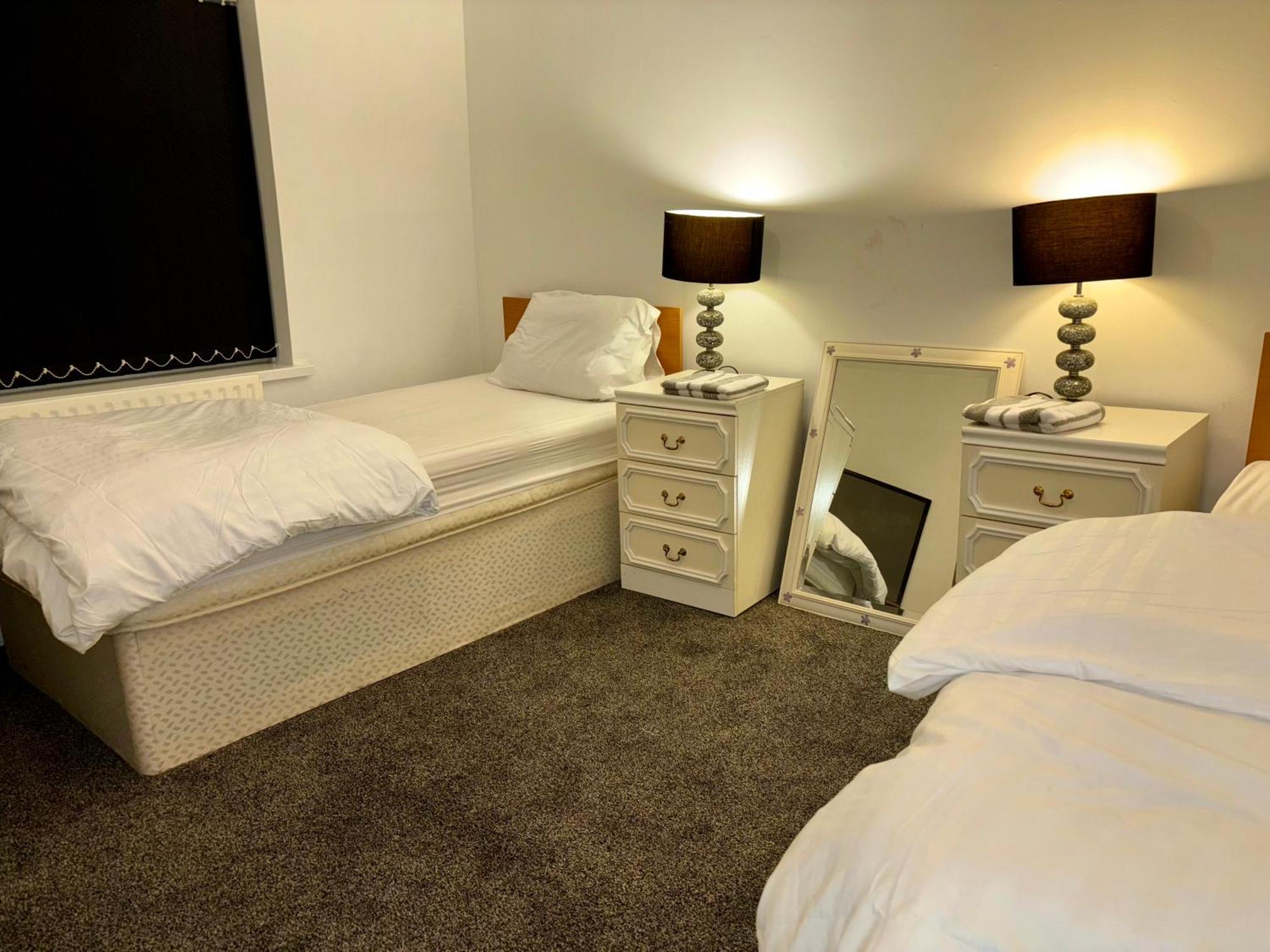 Stainless Guests House Hotel Dudley Bagian luar foto