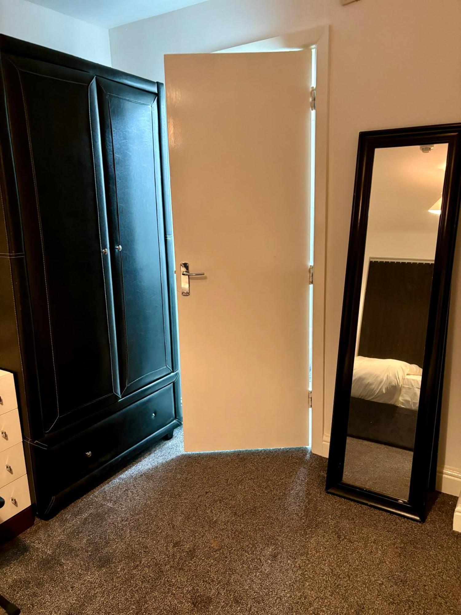 Stainless Guests House Hotel Dudley Bagian luar foto