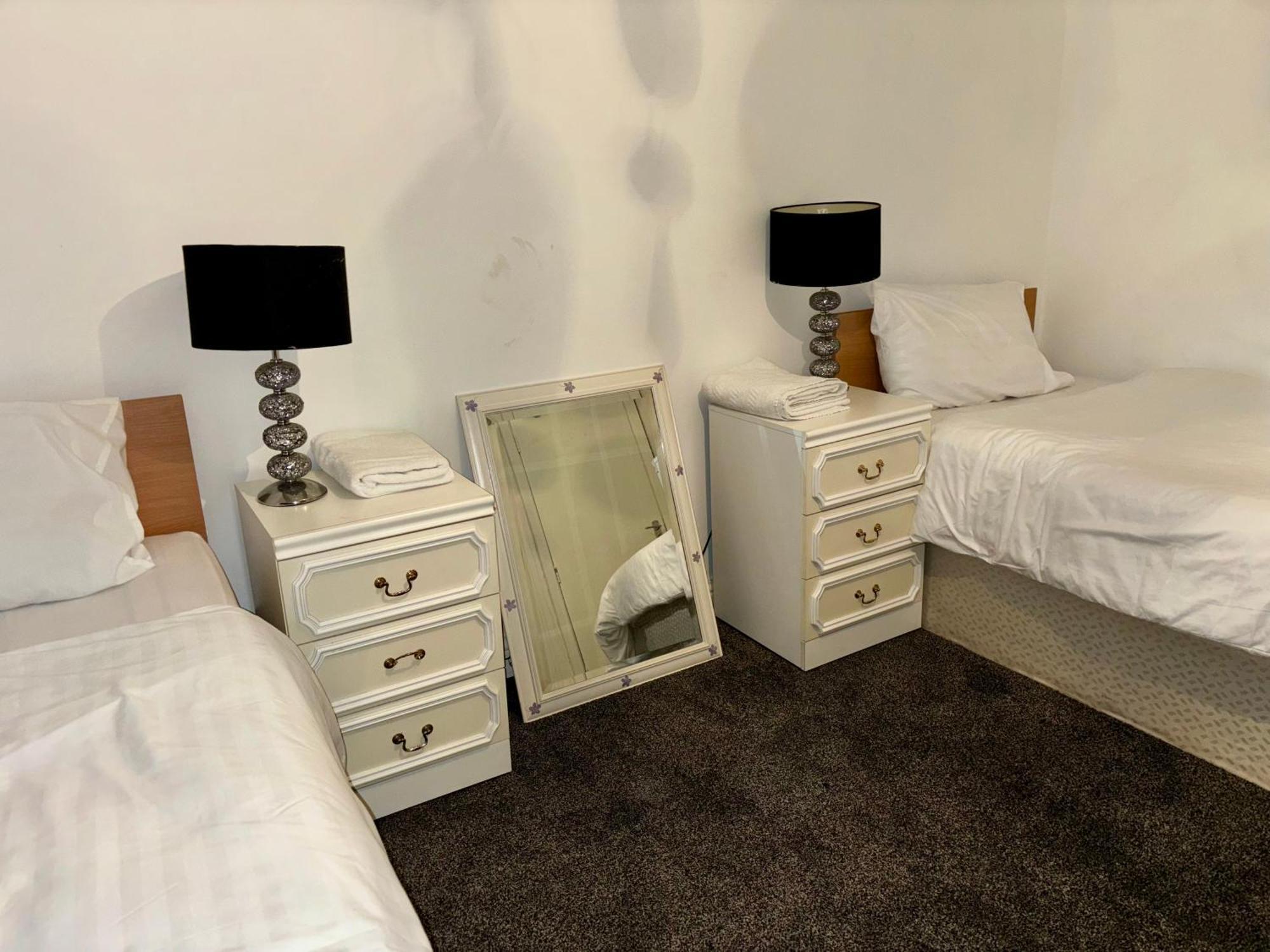 Stainless Guests House Hotel Dudley Bagian luar foto